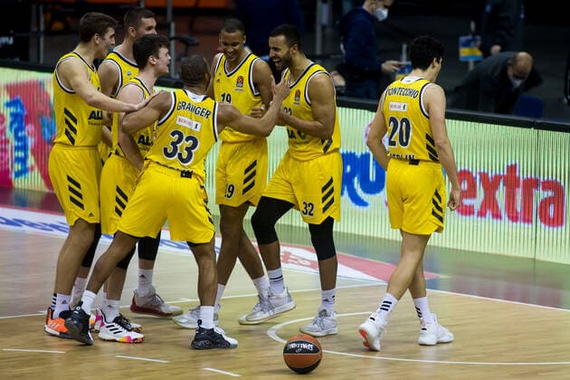 05 01 2021, xfrx, Basketball EuroLeague, Alba Berlin BASKONIA VITORIA emspor, v l Jovana Damnjanovic Bayern Muenchen ,Jayson Granger Alba Berlin ,Louis Olinde Alba Berlin ,Johannes Thiemann Alba Berlin ,Simone Fontecchio Alba Berlin DFL DFB REGULATIONS PROHIBIT ANY USE OF PHOTOGRAPHS as IMAGE SEQUENCES and or QUASI VIDEO Berlin
