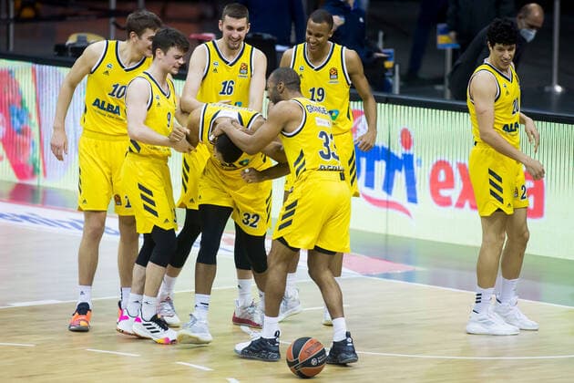 05 01 2021, xfrx, Basketball EuroLeague, Alba Berlin BASKONIA VITORIA emspor, v l Tim Schneider Alba Berlin ,Jonas Mattisseck Alba Berlin ,Jovana Damnjanovic Bayern Muenchen ,Jayson Granger Alba Berlin ,Louis Olinde Alba Berlin ,Johannes Thiemann Alba Berlin ,Simone Fontecchio Alba Berlin DFL DFB REGULATIONS PROHIBIT ANY USE OF PHOTOGRAPHS as IMAGE SEQUENCES and or QUASI VIDEO Berlin