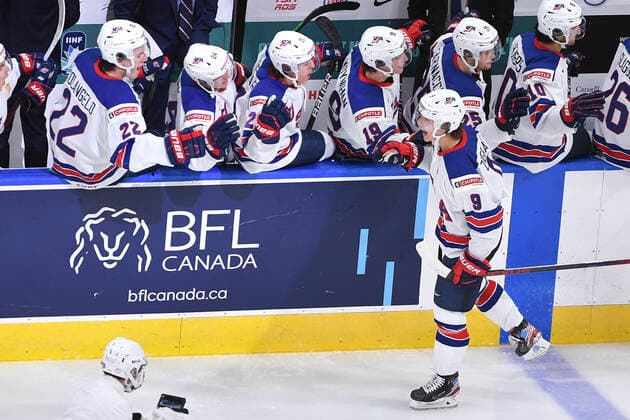 210106 Trevor Zegras of USA celebrates the 2 0 goal with teammates at the bench during the 2021 IIHF World Junior Championship final between USA and Canada on January 6, 2021 in Edmonton Photo Andy Devlin BILDBYRAN COP 306 AD0012 bbeng ishockey ice hockey jvm junior vm u20 2021 iihf world junior championship world juniors final usa canada kanada,  Copyright: ANDYxDEVLIN BB210106BB074