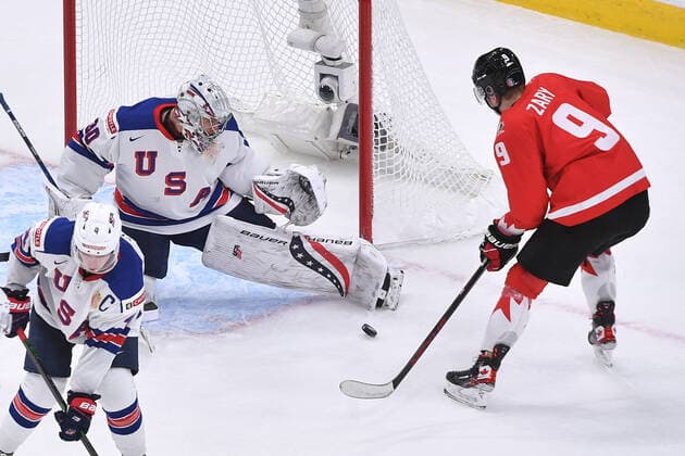 210106 Spencer Knight of USA makes a third period save on Connor Zary of Canada during the 2021 IIHF World Junior Championship final between USA and Canada on January 6, 2021 in Edmonton Photo Andy Devlin BILDBYRAN COP 306 AD0012 bbeng ishockey ice hockey jvm junior vm u20 2021 iihf world junior championship world juniors final usa canada kanada,  Copyright: ANDYxDEVLIN BB210106BB141
