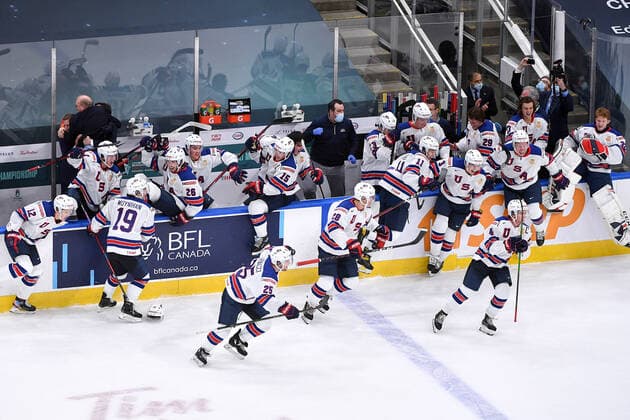 210106 Team USA jumps off their bench to celebrate their victory after the 2021 IIHF World Junior Championship final between USA and Canada on January 6, 2021 in Edmonton Photo Andy Devlin BILDBYRAN COP 306 AD0012 bbeng ishockey ice hockey jvm junior vm u20 2021 iihf world junior championship world juniors final usa canada kanada,  Copyright: ANDYxDEVLIN BB210106BB144