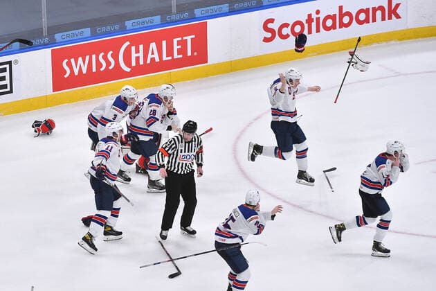 210106 Team USA celebrates their victory after the 2021 IIHF World Junior Championship final between USA and Canada on January 6, 2021 in Edmonton Photo Andy Devlin BILDBYRAN COP 306 AD0012 bbeng ishockey ice hockey jvm junior vm u20 2021 iihf world junior championship world juniors final usa canada kanada,  Copyright: ANDYxDEVLIN BB210106BB145