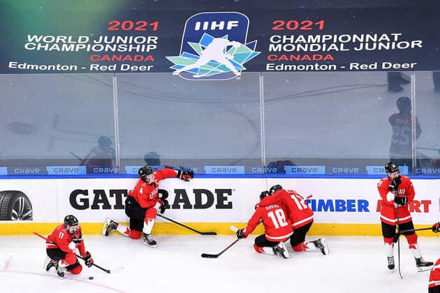210106 Cole Perfetti, Bowen Byram, Peyton Krebs, Jakob Pelletier and Jack Quinn show their disappointment after losing the 2021 IIHF World Junior Championship final between USA and Canada on January 6, 2021 in Edmonton Photo Andy Devlin BILDBYRAN COP 306 AD0012 bbeng ishockey ice hockey jvm junior vm u20 2021 iihf world junior championship world juniors final usa canada kanada,  Copyright: ANDYxDEVLIN BB210106BB148