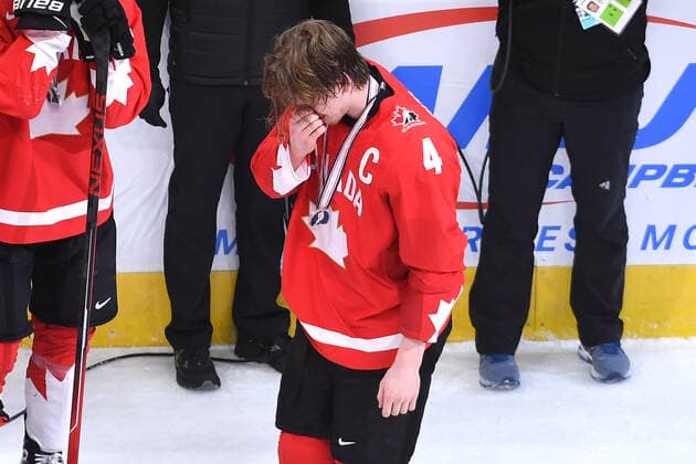 210106 Bowen Byram of Canada hangs his head in disappointment after losing the 2021 IIHF World Junior Championship final between USA and Canada on January 6, 2021 in Edmonton Photo Andy Devlin BILDBYRAN COP 306 AD0012 bbeng ishockey ice hockey jvm junior vm u20 2021 iihf world junior championship world juniors final usa canada kanada,  Copyright: ANDYxDEVLIN BB210106BB151