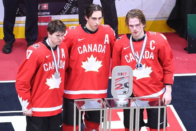 210106 Connor McMichael, Dylan Cozens and Bowen Byram of Canada accept the silver trophy after the 2021 IIHF World Junior Championship final between USA and Canada on January 6, 2021 in Edmonton Photo Andy Devlin BILDBYRAN COP 306 AD0012 bbeng ishockey ice hockey jvm junior vm u20 2021 iihf world junior championship world juniors final usa canada kanada,  Copyright: ANDYxDEVLIN BB210106BB152