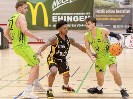 Kevin Strangmeyer Ehingen Urspring, 22 , Joshua Sharkey Tigers Tübingen, 3 Jack Pagenkopf Ehingen Urspring, 10 ¨ Ehingen Urspring vs Tigers Tübingen, 2 Basketball Bundesliga, Pro A, Basketball, 6 Spieltag, Spielzeit 2020 2021, 06 01 2021, ¨¨ Ehingen Urspring vs Tigers Tübingen, Basketball, 2 Bundesliga, Barmer Basketball Bundesliga, Spieltag 6, Spielzeit 2020 2021, 06 01 2021 Ehingen. Copyright: xNinaxSander xEibnerxPressefotoxIx EP_NSR