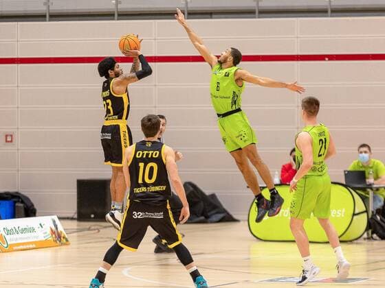 Troy Simons Tigers Tübingen, 23 , Gianni Otto Tigers Tübingen, 10 Kameron Hankerson Ehingen Urspring, 6 ¨ Ehingen Urspring vs Tigers Tübingen, 2 Basketball Bundesliga, Pro A, Basketball, 6 Spieltag, Spielzeit 2020 2021, 06 01 2021, ¨¨ Ehingen Urspring vs Tigers Tübingen, Basketball, 2 Bundesliga, Barmer Basketball Bundesliga, Spieltag 6, Spielzeit 2020 2021, 06 01 2021 Ehingen Copyright: xNinaxSander xEibnerxPressefotoxIx EP_NSR