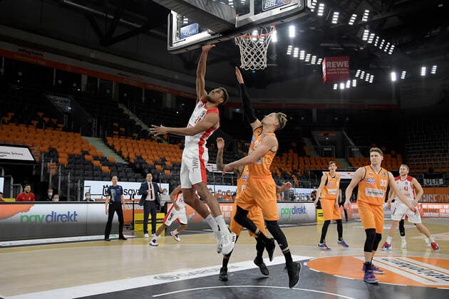 06 01 2021, xemx, Basketball BBL, ratiopharm Ulm brose Bamberg emspor, v l Kenneth Ogbe brose Bamberg and Dylan Osetkowski ratiopharm Ulm duel, duel, fight, tackle Ulm