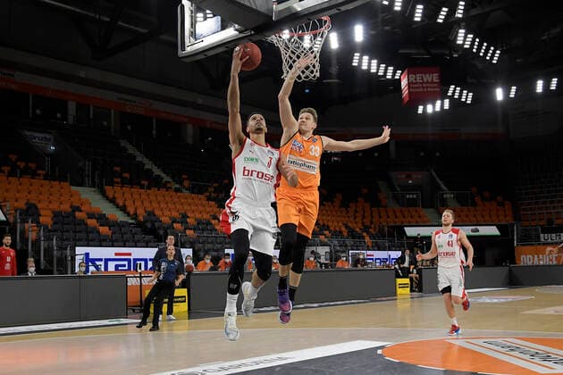 06 01 2021, xemx, Basketball BBL, ratiopharm Ulm brose Bamberg emspor, v l Dominic Lockhart brose Bamberg and Patrick Heckmann ratiopharm Ulm duel, duel, fight, tackle Ulm
