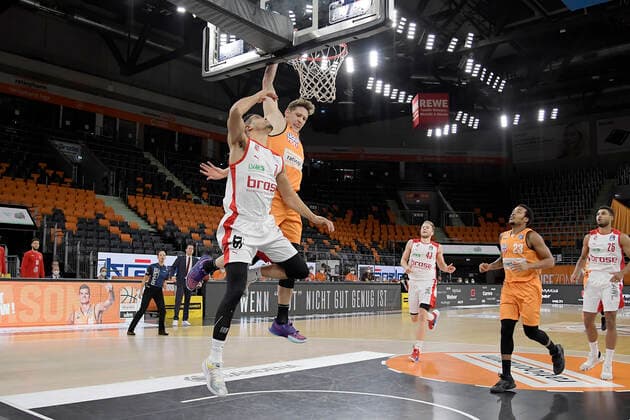 06 01 2021, xemx, Basketball BBL, ratiopharm Ulm brose Bamberg emspor, v l Dominic Lockhart brose Bamberg and Patrick Heckmann ratiopharm Ulm duel, duel, fight, tackle Ulm