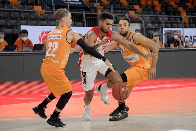 06 01 2021, xemx, Basketball BBL, ratiopharm Ulm brose Bamberg emspor, v l Thomas Klepeisz ratiopharm Ulm , Kenneth Ogbe brose Bamberg and Demitrius Conger ratiopharm Ulm duel, duel, fight, tackle Ulm