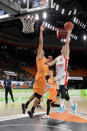 06 01 2021, xemx, Basketball BBL, ratiopharm Ulm brose Bamberg emspor, v l Demitrius Conger ratiopharm Ulm and Bennet Hundt brose Bamberg duel, duel, fight, tackle Ulm