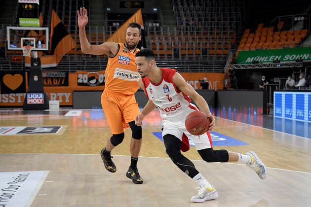 06 01 2021, xemx, Basketball BBL, ratiopharm Ulm brose Bamberg emspor, v l Demitrius Conger ratiopharm Ulm and Dominic Lockhart brose Bamberg duel, duel, fight, tackle Ulm