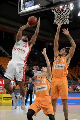 06 01 2021, xemx, Basketball BBL, ratiopharm Ulm brose Bamberg emspor, v l Kenneth Ogbe brose Bamberg , Thomas Klepeisz ratiopharm Ulm and Isaiah Wilkins ratiopharm Ulm duel, duel, fight, tackle Ulm