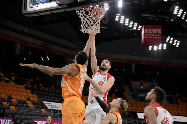 06 01 2021, xemx, Basketball BBL, ratiopharm Ulm brose Bamberg emspor, v l Isaiah Wilkins ratiopharm Ulm and David Kravish brose Bamberg duel, duel, fight, tackle Ulm
