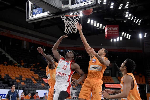 06 01 2021, xemx, Basketball BBL, ratiopharm Ulm brose Bamberg emspor, v l Aric Holman ratiopharm Ulm , Norense Odiase brose Bamberg and Isaiah Wilkins ratiopharm Ulm duel, duel, fight, tackle Ulm