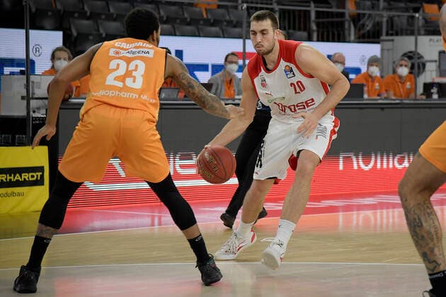 06 01 2021, xemx, Basketball BBL, ratiopharm Ulm brose Bamberg emspor, v l Troy Caupain ratiopharm Ulm and Chase Fieler brose Bamberg duel, duel, fight, tackle Ulm
