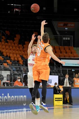 06 01 2021, xemx, Basketball BBL, ratiopharm Ulm brose Bamberg emspor, v l Bennet Hundt brose Bamberg and Christoph Philipps ratiopharm Ulm duel, duel, fight, tackle Ulm