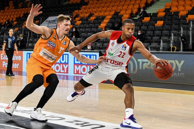 GER, BBL, ratiopharm ulm vs Bose Bamberg 06 01 2021, ratiopharm arena, New Ulm, GER, BBL, ratiopharm ulm vs Bose Bamberg, pictured Andreas Obst Ulm, 13 puts Devon Hall Bamberg, 22 under pressure nordphotoxHafner nph00200