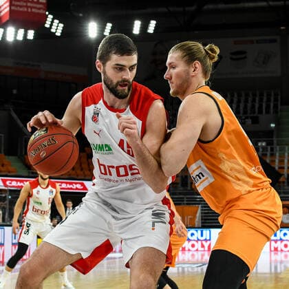 GER, BBL, ratiopharm ulm vs Bose Bamberg 06 01 2021, ratiopharm arena, Neu Ulm, GER, BBL, ratiopharm ulm vs Bose Bamberg, pictured David Kravish Bamberg, 45 , Dylan Osetkowski Ulm, 21 nordphotoxHafner nph00200