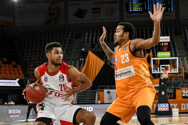 GER, BBL, ratiopharm ulm vs Bose Bamberg 06 01 2021, ratiopharm arena, Neu Ulm, GER, BBL, ratiopharm ulm vs Bose Bamberg, pictured Kenneth Ogbe Bamberg, 25 , Troy Caupain Ulm, 23 nordphotoxHafner nph00200