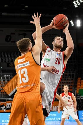 GER, BBL, ratiopharm ulm vs Bose Bamberg 06 01 2021, ratiopharm arena, Neu Ulm, GER, BBL, ratiopharm ulm vs Bose Bamberg, pictured Chase Fieler Bamberg, 20 scores vs Andreas Obst Ulm, 13 nordphotoxHafner nph00200