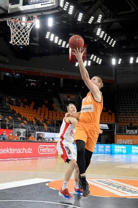 06 01 2021, xemx, Basketball BBL, ratiopharm Ulm brose Bamberg emspor, v l Christian Sengfelder brose Bamberg and Dylan Osetkowski ratiopharm Ulm duel, duel, fight, tackle Ulm