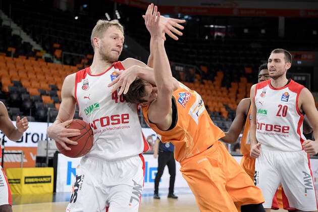 06 01 2021, xemx, Basketball BBL, ratiopharm Ulm brose Bamberg emspor, v l Christian Sengfelder brose Bamberg and Christoph Philipps ratiopharm Ulm duel, duel, fight, tackle Ulm