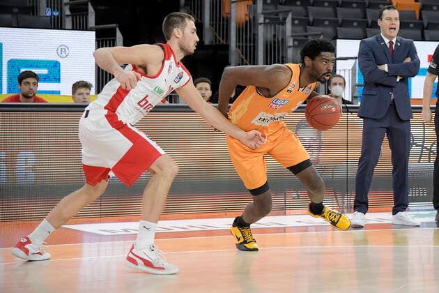06 01 2021, xemx, Basketball BBL, ratiopharm Ulm brose Bamberg emspor, v l Chase Fieler brose Bamberg and Aric Holman ratiopharm Ulm duel, duel, fight, tackle Ulm