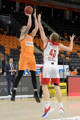 06 01 2021, xemx, Basketball BBL, ratiopharm Ulm brose Bamberg emspor, v l Dylan Osetkowski ratiopharm Ulm and Christian Sengfelder brose Bamberg duel, duel, fight, tackle Ulm