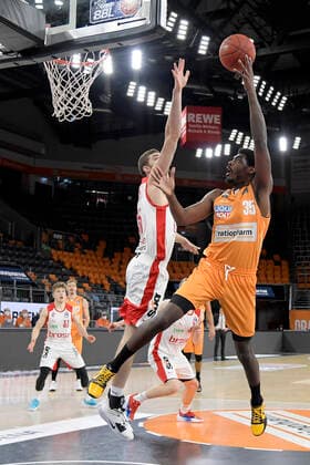 06 01 2021, xemx, Basketball BBL, ratiopharm Ulm brose Bamberg emspor, v l David Kravish brose Bamberg and Aric Holman ratiopharm Ulm duel, duel, fight, tackle Ulm