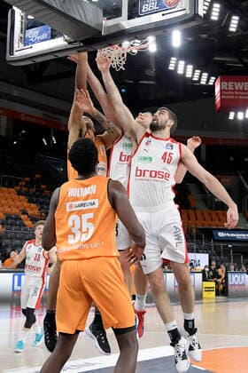 06 01 2021, xemx, Basketball BBL, ratiopharm Ulm brose Bamberg emspor, v l Isaiah Wilkins ratiopharm Ulm , Aric Holman ratiopharm Ulm , David Kravish brose Bamberg duel, duel, fight, tackle Ulm