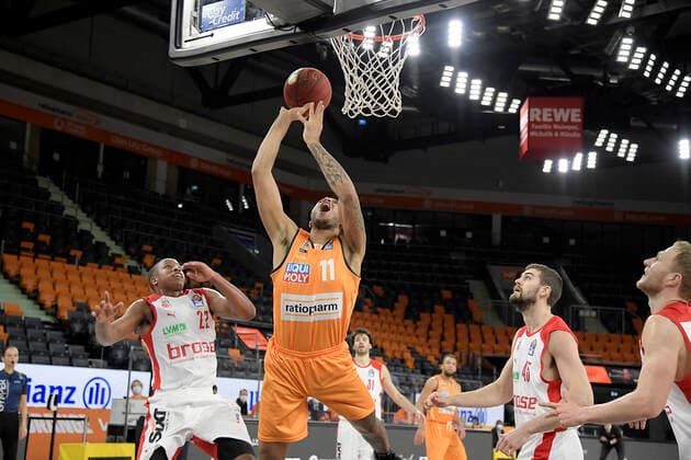 06 01 2021, xemx, Basketball BBL, ratiopharm Ulm brose Bamberg emspor, v l Devon Hall brose Bamberg , Isaiah Wilkins ratiopharm Ulm duel, duel, fight, tackle Ulm