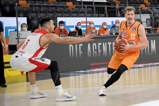 06 01 2021, xemx, Basketball BBL, ratiopharm Ulm brose Bamberg emspor, v l Dominic Lockhart brose Bamberg and Andreas Obst ratiopharm Ulm duel, duel, fight, tackle Ulm