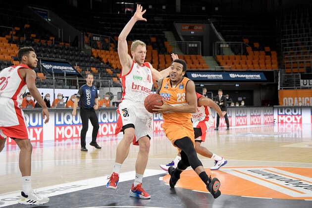 06 01 2021, xemx, Basketball BBL, ratiopharm Ulm brose Bamberg emspor, v l Christian Sengfelder brose Bamberg and Troy Caupain ratiopharm Ulm duel, duel, fight, tackle Ulm