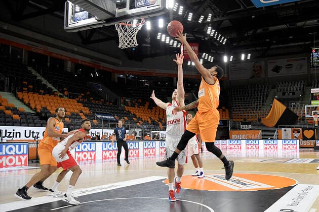 06 01 2021, xemx, Basketball BBL, ratiopharm Ulm brose Bamberg emspor, v l Christian Sengfelder brose Bamberg and Troy Caupain ratiopharm Ulm duel, duel, fight, tackle Ulm