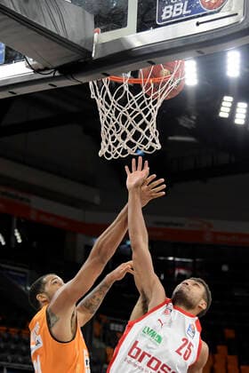 06 01 2021, xemx, Basketball BBL, ratiopharm Ulm brose Bamberg emspor, v l Isaiah Wilkins ratiopharm Ulm and Kenneth Ogbe brose Bamberg duel, duel, fight, tackle Ulm