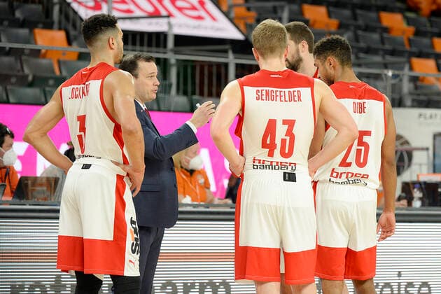 06 01 2021, xemx, Basketball BBL, ratiopharm Ulm brose Bamberg emspor, v l head coach Johan Roijakkers brose Bamberg gives instructions, gestures with arms, gesticulate, gives instructions Ulm