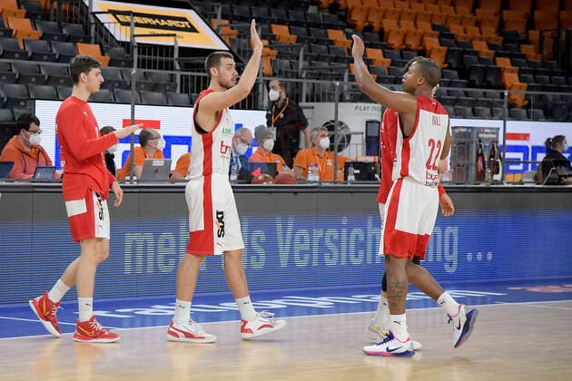 06 01 2021, xemx, basketball BBL, ratiopharm ulm brose bamberg emspor, v l final cheer, team, players, celebrate their victory ulm