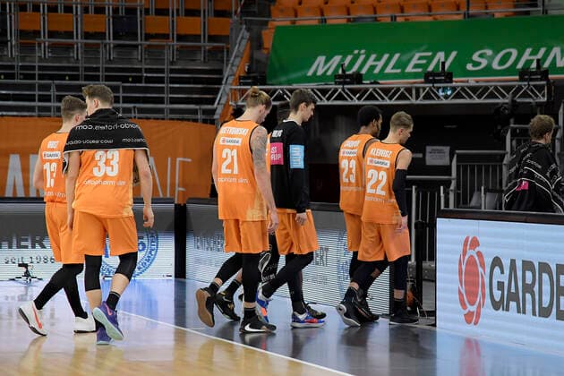 06 01 2021, xemx, Basketball BBL, ratiopharm Ulm brose Bamberg emspor, v l team, players, disappointed, disappointed looking after end of game Ulm