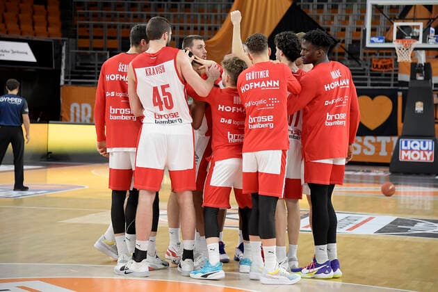 06 01 2021, xemx, basketball BBL, ratiopharm ulm brose bamberg emspor, v l final cheer, team, players, celebrate their victory ulm