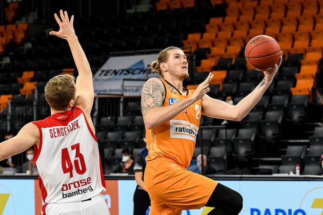 GER, BBL, ratiopharm ulm vs Bose Bamberg 06 01 2021, ratiopharm arena, Neu Ulm, GER, BBL, ratiopharm ulm vs Bose Bamberg, pictured Christian Sengfelder Bamberg, 43 , Dylan Osetkowski Ulm, 21 nordphotoxHafner nph00200