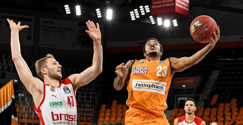 GER, BBL, ratiopharm ulm vs Bose Bamberg 06 01 2021, ratiopharm arena, Neu Ulm, GER, BBL, ratiopharm ulm vs Bose Bamberg, pictured Christian Sengfelder Bamberg, 43 , Troy Caupain Ulm, 23 nordphotoxHafner nph00200