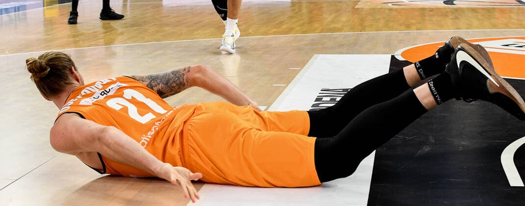 GER, BBL, ratiopharm ulm vs Bose Bamberg 06 01 2021, ratiopharm arena, Neu Ulm, GER, BBL, ratiopharm ulm vs Bose Bamberg, pictured Dylan Osetkowski Ulm, 21 is on the ground after a bad pass nordphotoxHafner nph00200