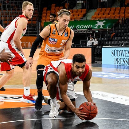 GER, BBL, ratiopharm ulm vs Bose Bamberg 06 01 2021, ratiopharm arena, Neu Ulm, GER, BBL, ratiopharm ulm vs Bose Bamberg, in picture Thomas Klepeisz Ulm, 22 fouls Kenneth Ogbe Bamberg, 25 nordphotoxHafner nph00200