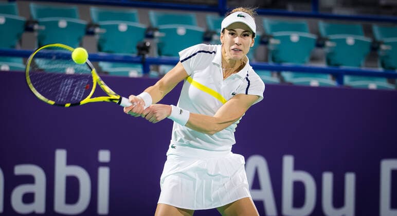 January 6, 2021, Abu Dhabi, UNITED ARAB EMIRATES: Bernarda Pera of the United States in action during the first round of the 2021 Abu Dhabi WTA, Tennis Damen Womens Tennis Open WTA 500 tournament against Donna Vekic of Croatia Abu Dhabi UNITED ARAB EMIRATES - ZUMAa181 20210106_zaa_a181_179 Copyright: xRobxPrangex