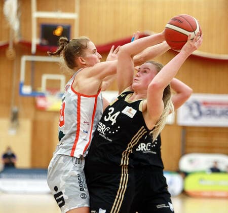 Wasserburg, Badria Halle, 06 01 21, Basketball, 1 Bundesliga Women, TSV 1880 Wasserburg vs TK Hannover, in picture Leonie FIEBICH Wasserburg , Hannah BROWN Hannover CAN , Copyright: HMBxMediax xHeikoxBecker