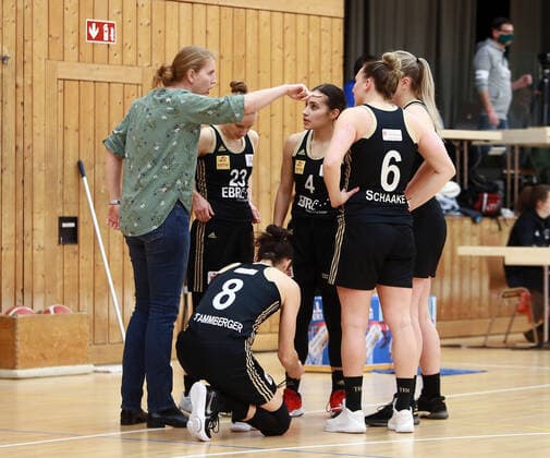 Wasserburg, Badria Halle, 06 01 21, Basketball, 1 Bundesliga Women, TSV 1880 Wasserburg vs TK Hannover, in picture Hannover players before the start, linkis headcoach Juliane HOEHNE Hannover , Copyright: HMBxMediax xHeikoxBecker