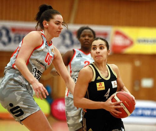 Wasserburg, Badria Halle, 06 01 21, Basketball, 1 Bundesliga Women, TSV 1880 Wasserburg vs TK Hannover, in picture from left Margaret MULLIGAN Wasserburg US , Stavria KONIALI Hannover ZYP , Copyright: HMBxMediax xHeikoxBecker