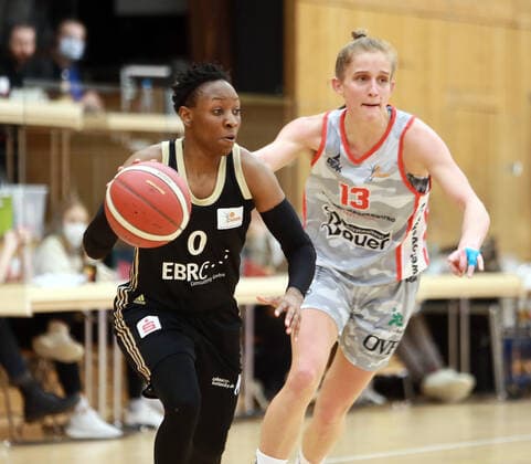 Wasserburg, Badria Halle, 06 01 21, Basketball, 1 Bundesliga Women, TSV 1880 Wasserburg vs TK Hannover, in picture from left Stephanie GARDNER Hannover US , Leonie FIEBICH Wasserburg , Copyright: HMBxMediax xHeikoxBecker